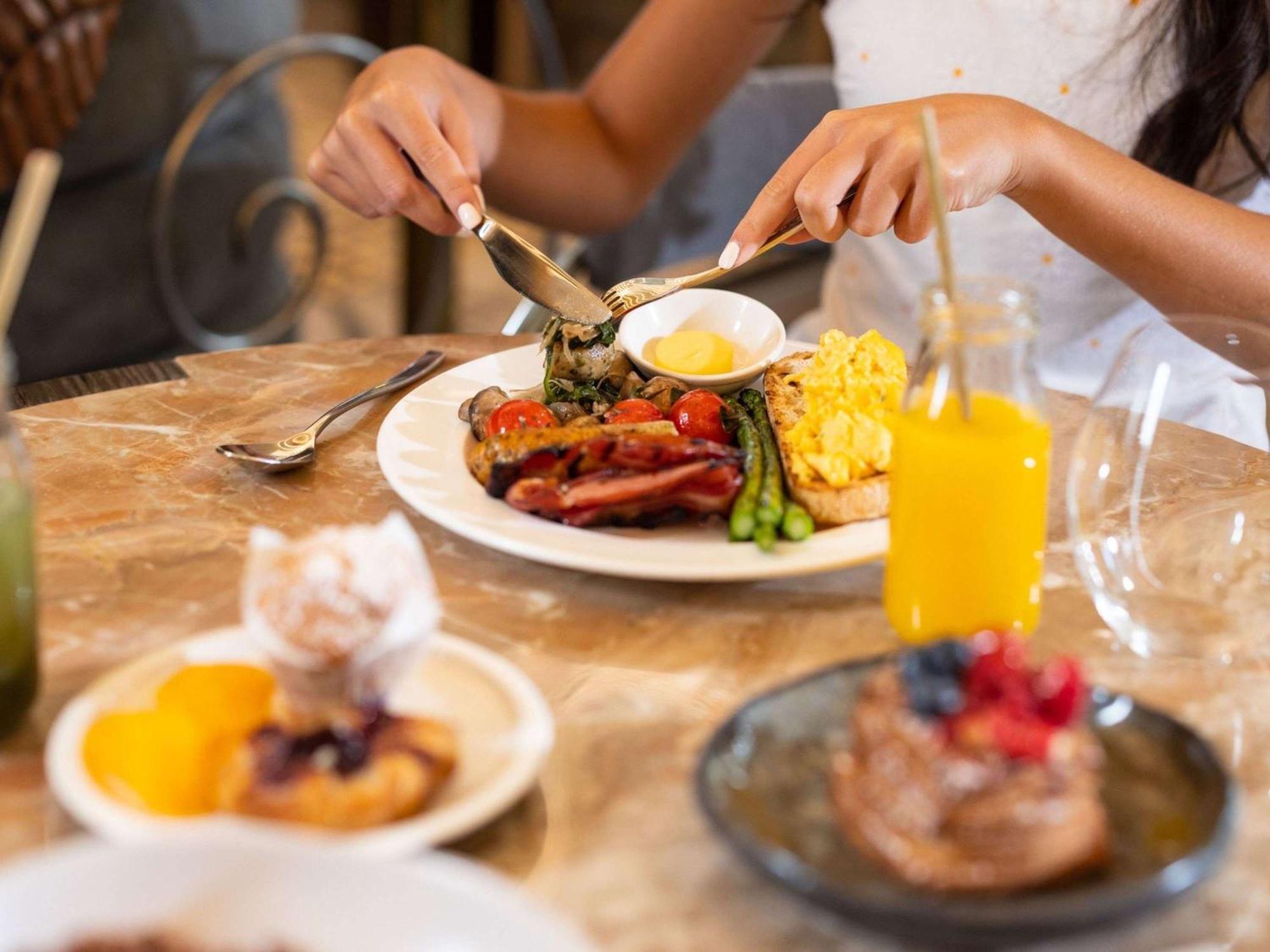 The Playford Adelaide - Mgallery Eksteriør bilde A woman eating breakfast